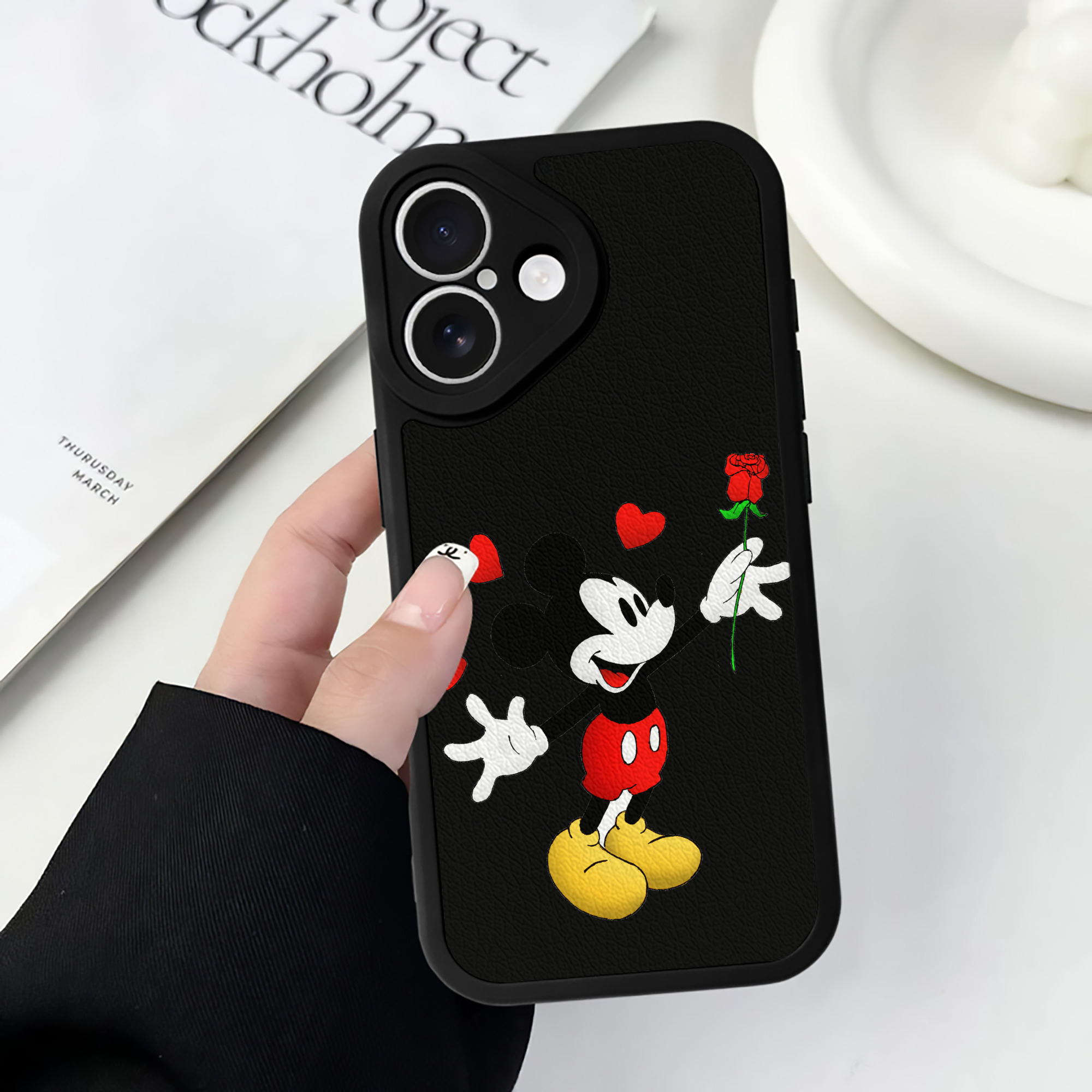（画像用） ミッキーマウス Mickey Mouse 【iPhone 16シリーズ対応】シリコンスマホケース（レザー調） 材質：シリコン